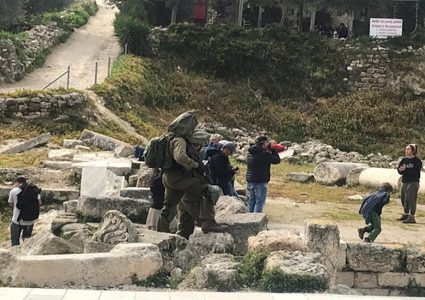 مستعمرون يقتحمون الموقع الأثري في سبسطية