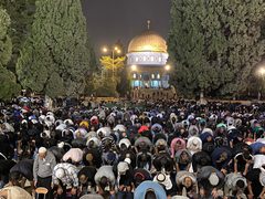 80 ألفا يؤدون صلاتي العشاء والتراويح في المسجد الأقصى