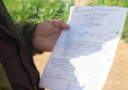 الاحتلال يخطر بهدم ووقف العمل في 6 منازل في بلدة إذنا غرب الخليل