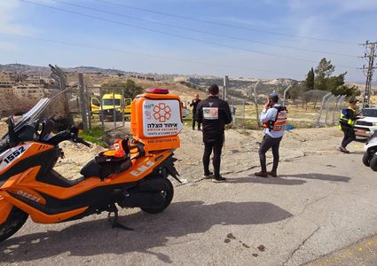 إصابة شاب برصاص الاحتلال بزعم محاولته تنفيذ عملية دهس