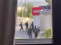 قوات الاحتلال تواصل اقتحام قرى بني زيد " دير غسانة , كفر عين , قراوة , بيت ريما " قضاء رام الله وتداهم منازل المواطنين وتجري عمليات تحقيق مع المواطنين.