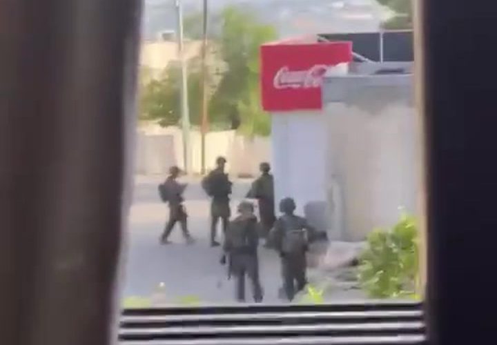 قوات الاحتلال تواصل اقتحام قرى بني زيد " دير غسانة , كفر عين , قراوة , بيت ريما " قضاء رام الله وتداهم منازل المواطنين وتجري عمليات تحقيق مع المواطنين.