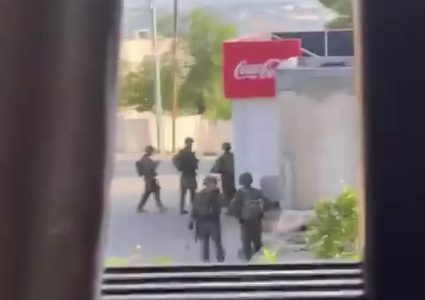 قوات الاحتلال تواصل اقتحام قرى بني زيد " دير غسانة , كفر عين , قراوة , بيت ريما " قضاء رام الله وتداهم منازل المواطنين وتجري عمليات تحقيق مع المواطنين.