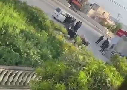 قوات الاحتلال تواصل اقتحام قرى بني زيد " دير غسانة , كفر عين , قراوة , بيت ريما " قضاء رام الله وتداهم منازل المواطنين وتجري عمليات تحقيق مع المواطنين.