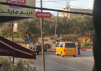 قوات الاحتلال تواصل اقتحام قرى بني زيد " دير غسانة , كفر عين , قراوة , بيت ريما " قضاء رام الله وتداهم منازل المواطنين وتجري عمليات تحقيق مع المواطنين.