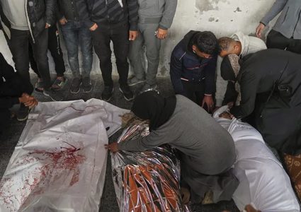 استشهاد عائلة فلسطينية كاملة في قصف إسرائيلي استهدف خيام النازحين بخان يونس