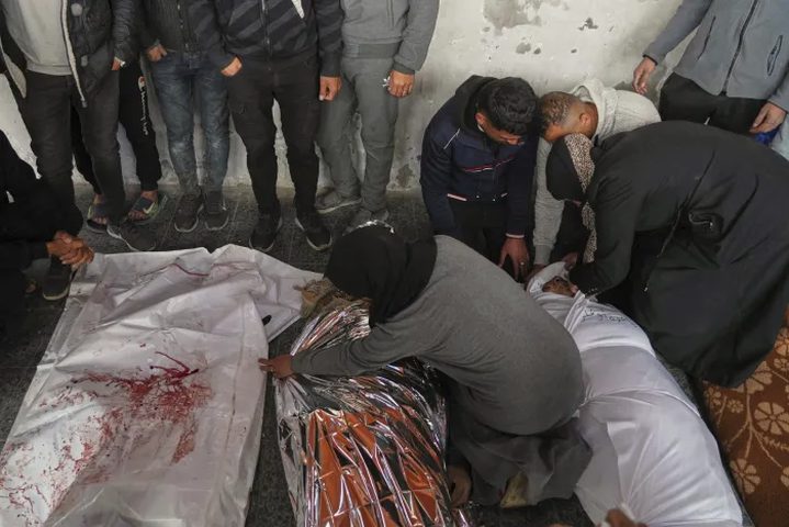 استشهاد عائلة فلسطينية كاملة في قصف إسرائيلي استهدف خيام النازحين بخان يونس