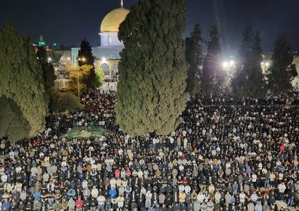 180 ألف مصل يؤدون العشاء والتراويح في المسجد الأقصى المبارك بالقدس المحتلة