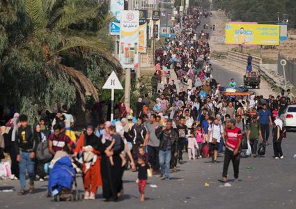 الاحتلال يجبر المواطنين على النزوح قسرا من مناطق في مدينة غزة