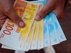 المالية: لا رواتب للموظفين قبل عيد الفطر