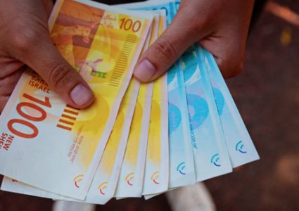 المالية: لا رواتب للموظفين قبل عيد الفطر