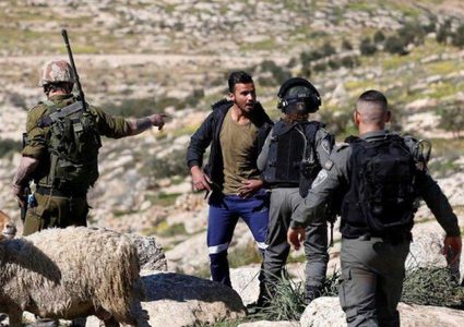 إصابة 4 مواطنين خلال اعتداء المستوطنين على رعاة الأغنام في مسافر يطا