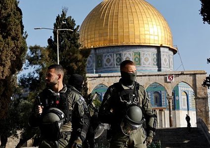 الاحتلال يبعد صحفيين وشابا عن المسجد الأقصى