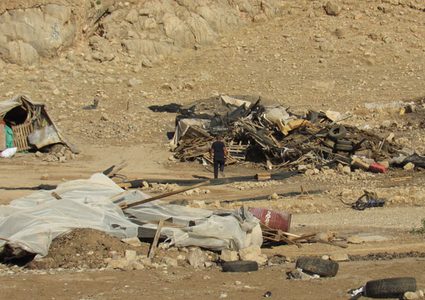 الاحتلال يعتدي على منازل المواطنين في خربة جنبا بمسافر يطا