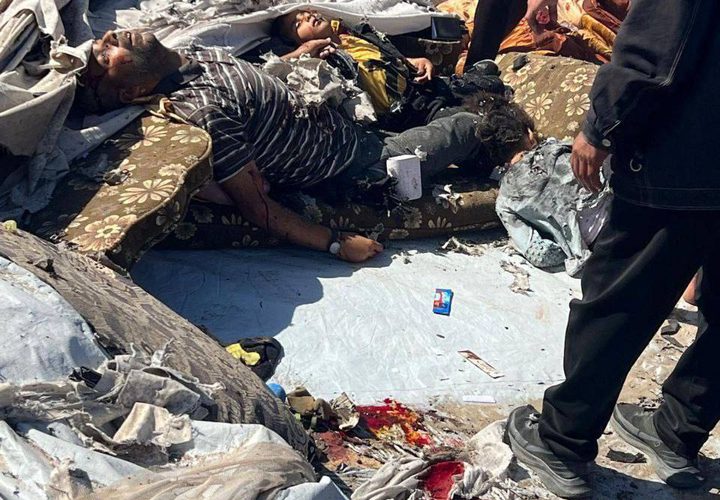 الاحتلال يواصل ارتكاب مجازره .. 4 شهداء ومصابين جراء قصف مُسيّرة للاحتلال استهدف منطقة المحررات غرب مدينة خانيونس جنوب قطاع غزة قبل قليل.