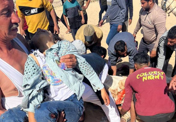 الاحتلال يواصل ارتكاب مجازره .. 4 شهداء ومصابين جراء قصف مُسيّرة للاحتلال استهدف منطقة المحررات غرب مدينة خانيونس جنوب قطاع غزة قبل قليل.