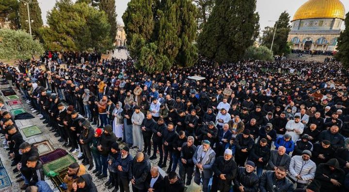 120 ألف مصل يؤدون صلاة العيد في المسجد الأقصى المبارك
