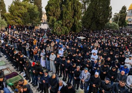 120 ألف مصل يؤدون صلاة العيد في المسجد الأقصى المبارك