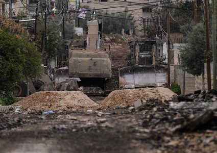 الاحتلال يواصل عدوانه على جنين ومخيمها ويجرف شوارع ويدمر ممتلكات للمواطنين