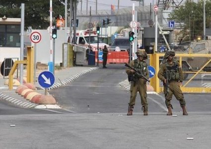 الاحتلال ينصب حاجزا على مدخل مخيم العروب