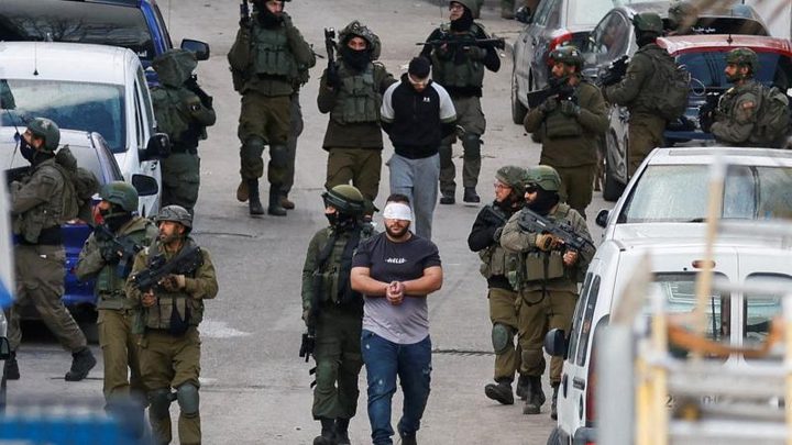 الاحتلال يعتقل 7 مواطنين من دير الحطب ويتما في محافظة نابلس
