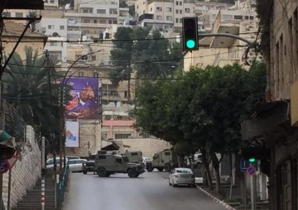 الاحتلال يصيب مواطنين ويأخذ قياسات منزل تمهيدا لهدمه في نابلس