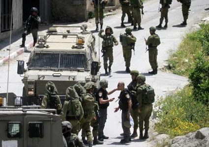الاحتلال يقتحم الخضر تمهيدا لهدم ثلاث شقق ومحل تجاري ومغسلة مركبات