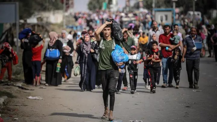الاحتلال يجبر المواطنين على النزوح قسرا من مناطق جديدة في مدينة غزة