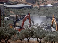 الاحتلال يهدم منزلا ويجرف أراضي زراعية في برية بني نعيم