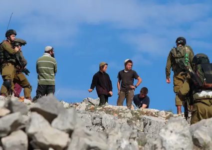 مستوطنون يهاجمون مزارعين ومركبات قرب قرية المغير