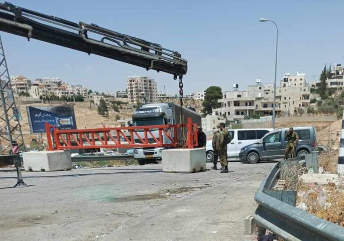 قوات الاحتلال تنصب بوابة حديدية شمال نابلس