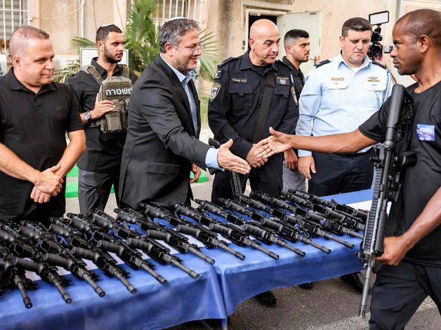 فوضى سلاح بن غفير: تضاعف عدد التراخيص وجدل حول الرقابة