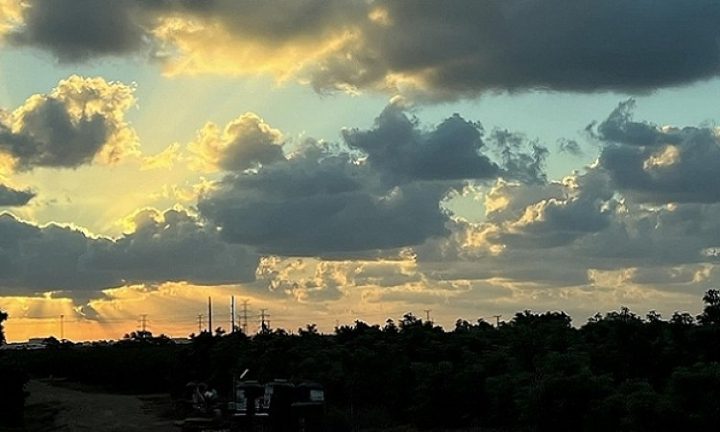 حالة الطقس: أجواء غائمة جزئيا وانخفاض طفيف على درجات الحرارة