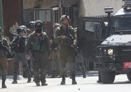 الاحتلال يفتش منازل في قلنديا وشعفاط ويزيل شعارات بالعيسوية