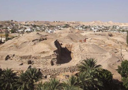 مستوطن يحاول دعس معلمة شمال غرب أريحا