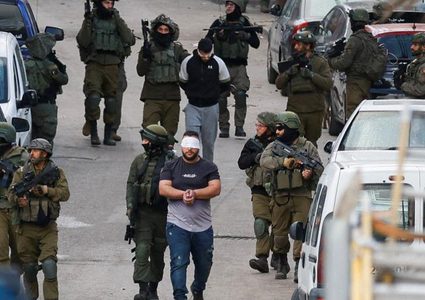قوات الاحتلال تشن حملة اعتقالات طالت 35 مواطنًا