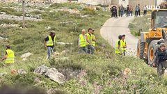 جيش الاحتلال جلب المستوطنين معه خلال عملية هدم المنازل في منطقة التعاون داخل مدينة نابلس.