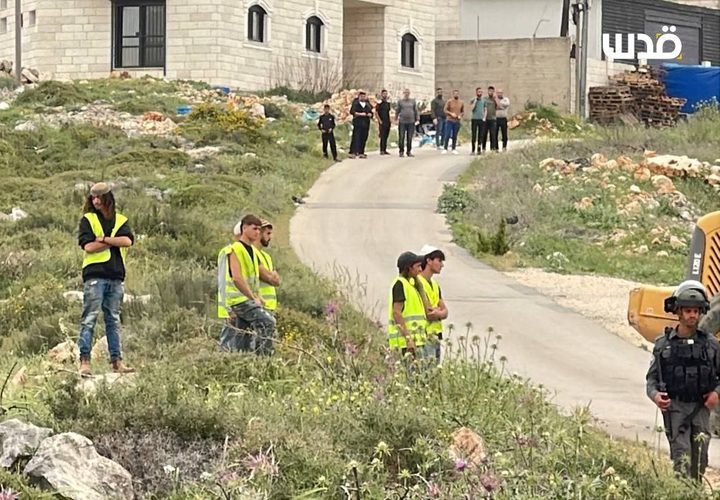 جيش الاحتلال جلب المستوطنين معه خلال عملية هدم المنازل في منطقة التعاون داخل مدينة نابلس.
