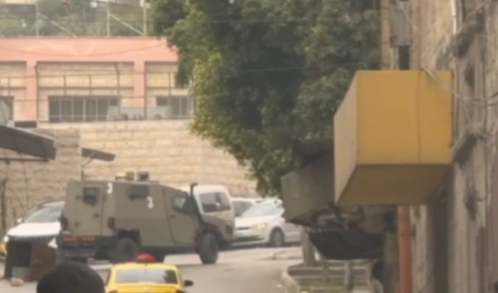 الاحتلال يحاصر منزلا في نابلس ويعتقل ثلاثة أشقاء من روجيب