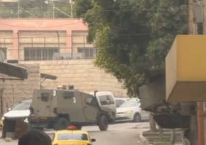 الاحتلال يحاصر منزلا في نابلس ويعتقل ثلاثة أشقاء من روجيب