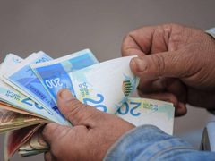 المالية: رواتب الموظفين تُصرف اليوم بنسبة 70%