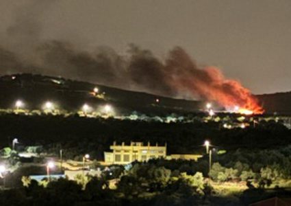 مستوطنون يحرقون صالة أفراح ويخطّون شعارات عنصرية غرب سلفيت