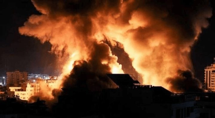 محدث: 6 شهداء وجرحى في غارات أمريكية على مدينة مقبل السكنية في الحديدة باليمن
