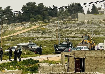 قوات الاحتلال تنتشر خلال عمليات هدم تنفذها في منطقة نابلس الجديدة.