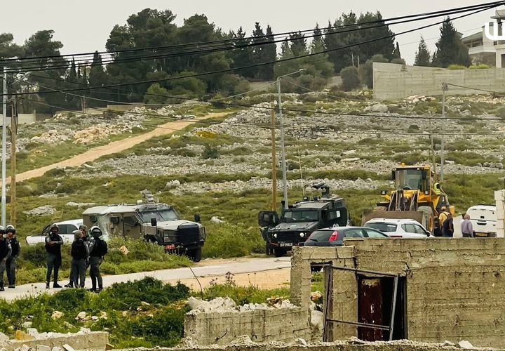 قوات الاحتلال تنتشر خلال عمليات هدم تنفذها في منطقة نابلس الجديدة.