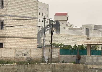 قوات الاحتلال تنتشر خلال عمليات هدم تنفذها في منطقة نابلس الجديدة.