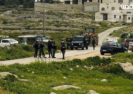 قوات الاحتلال تنتشر خلال عمليات هدم تنفذها في منطقة نابلس الجديدة.