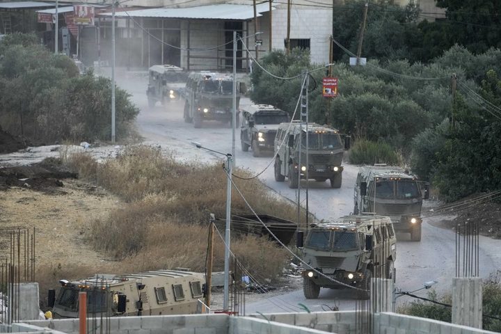 الاحتلال يقتحم مخيم بلاطة ويجبر بعض العائلات على مغادرة منازلها