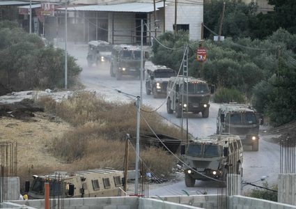 الاحتلال يقتحم مخيم بلاطة ويجبر بعض العائلات على مغادرة منازلها