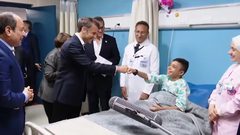 طفل فلسطيني في مستشفى العريش للرئيسين السيسي وماكرون: نفسي أرجع على غزة ونعمرها